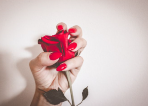 בניית ציפורניים בפתח תקווה